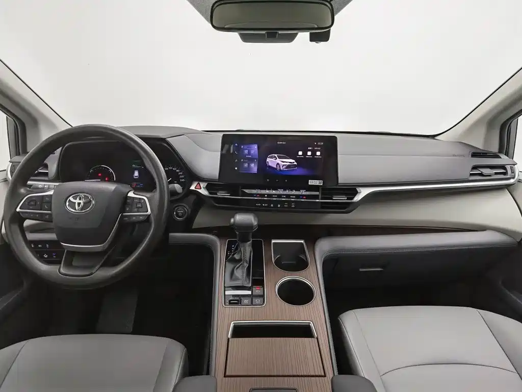 Toyota Granvia — фото 5