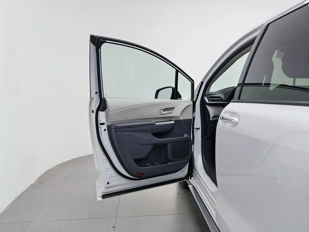 Toyota Granvia — фото 8