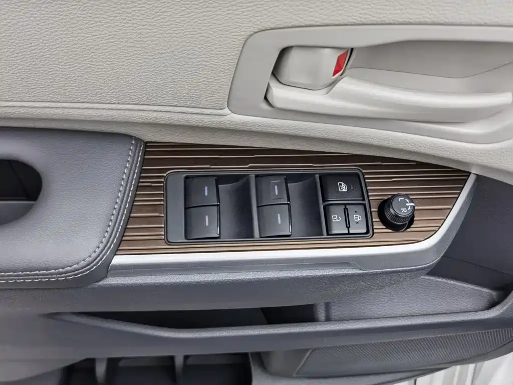 Toyota Granvia — фото 9