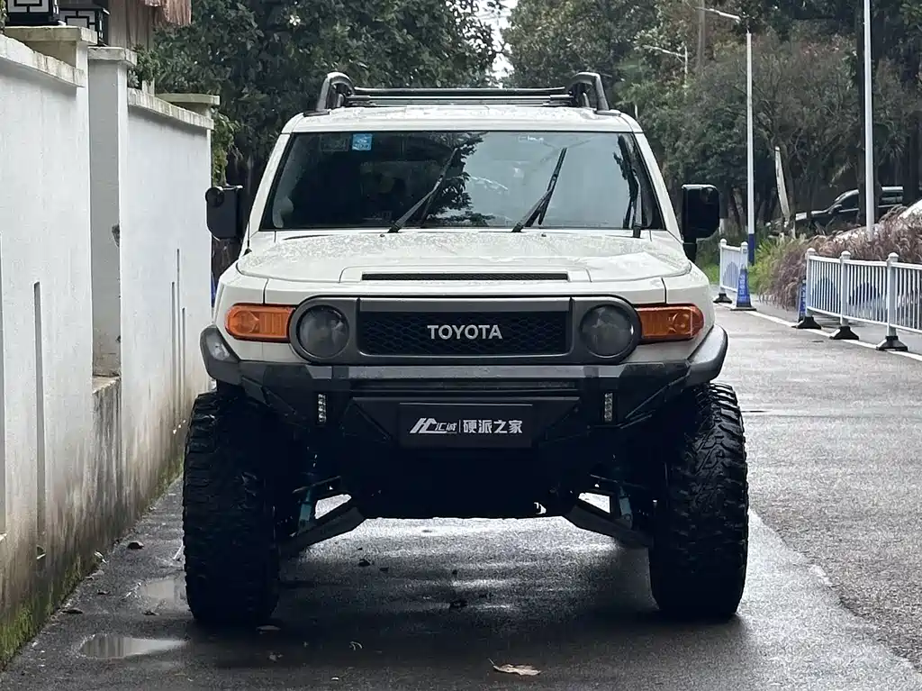 Toyota FJ Cruiser — фото 2