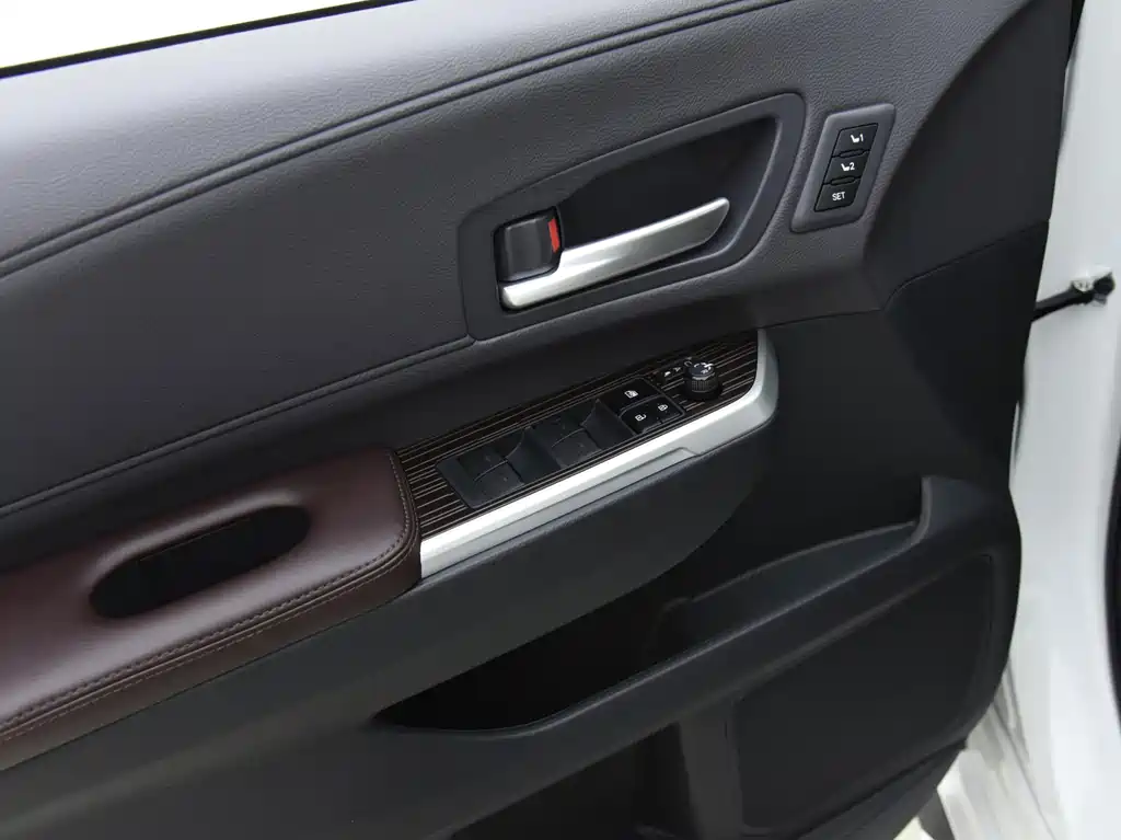 Toyota Granvia — фото 13
