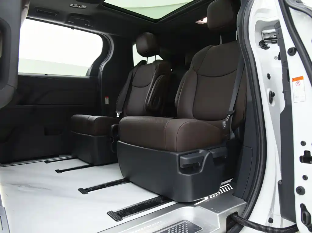 Toyota Granvia — фото 9
