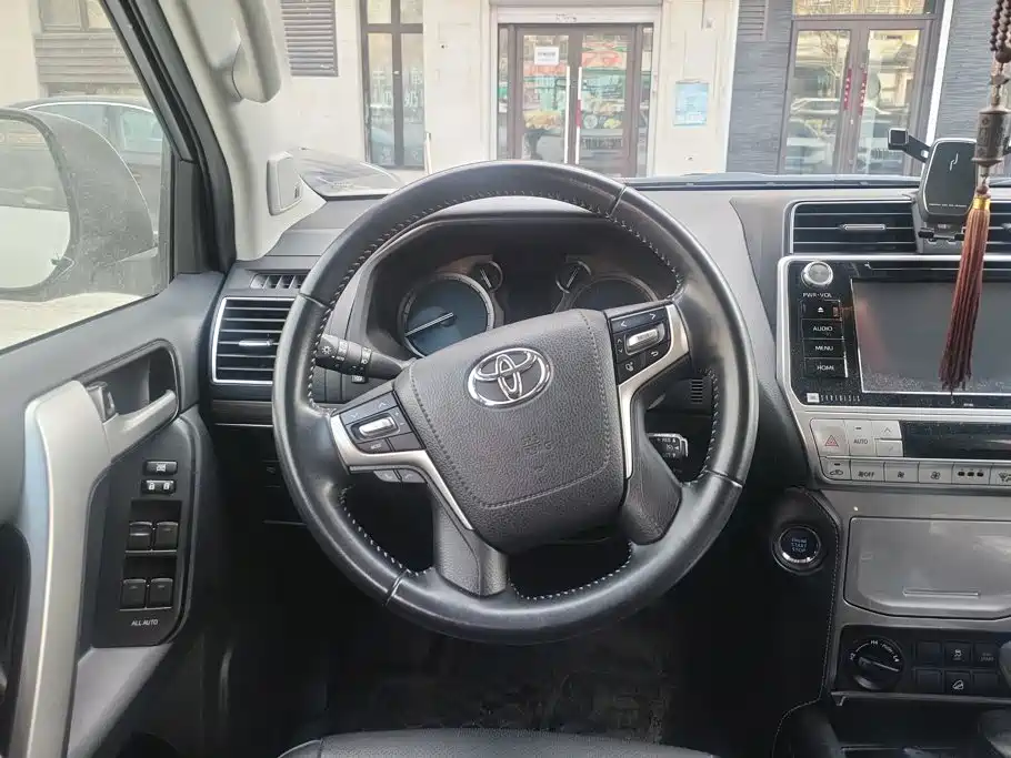 Toyota Prado — фото 15