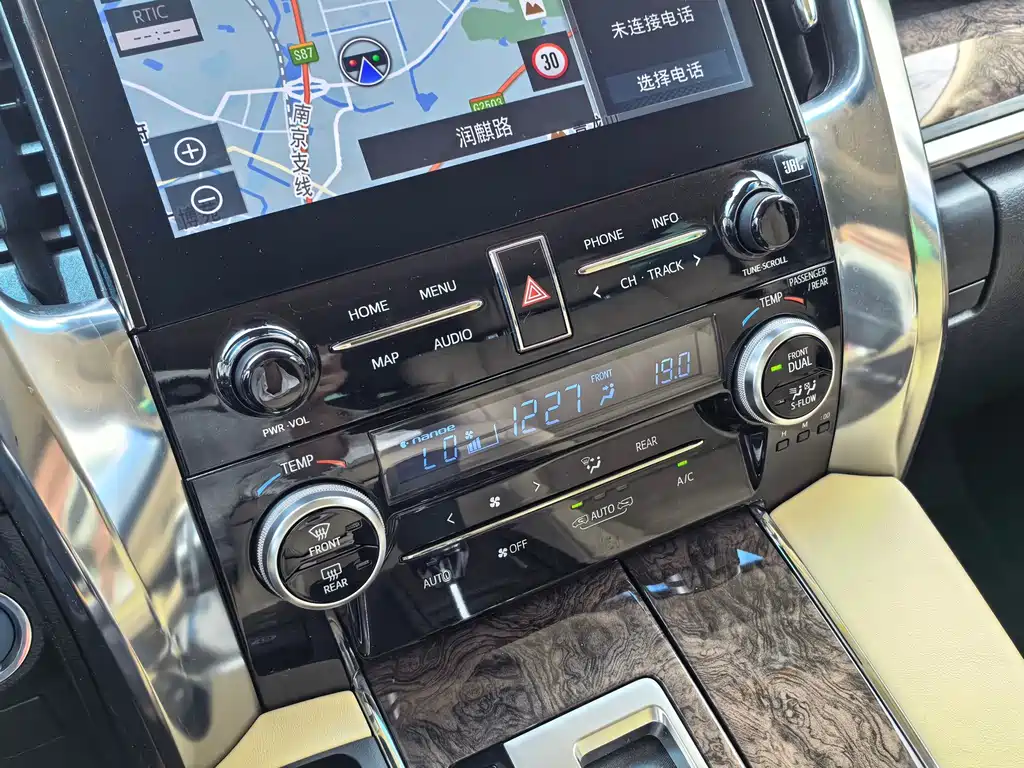 Toyota Vellfire — фото 20