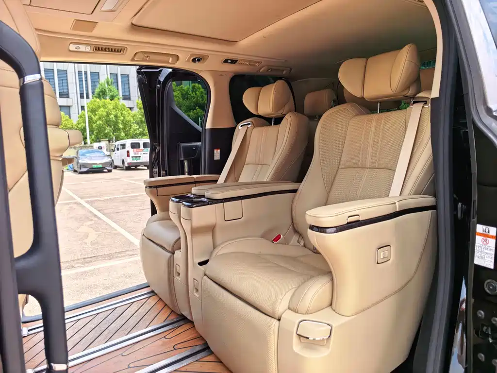 Toyota Vellfire — фото 8