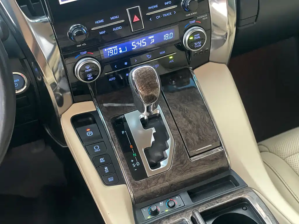 Toyota Vellfire — фото 11