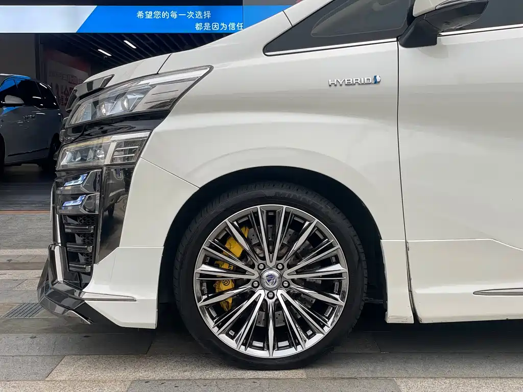 Toyota Vellfire — фото 4