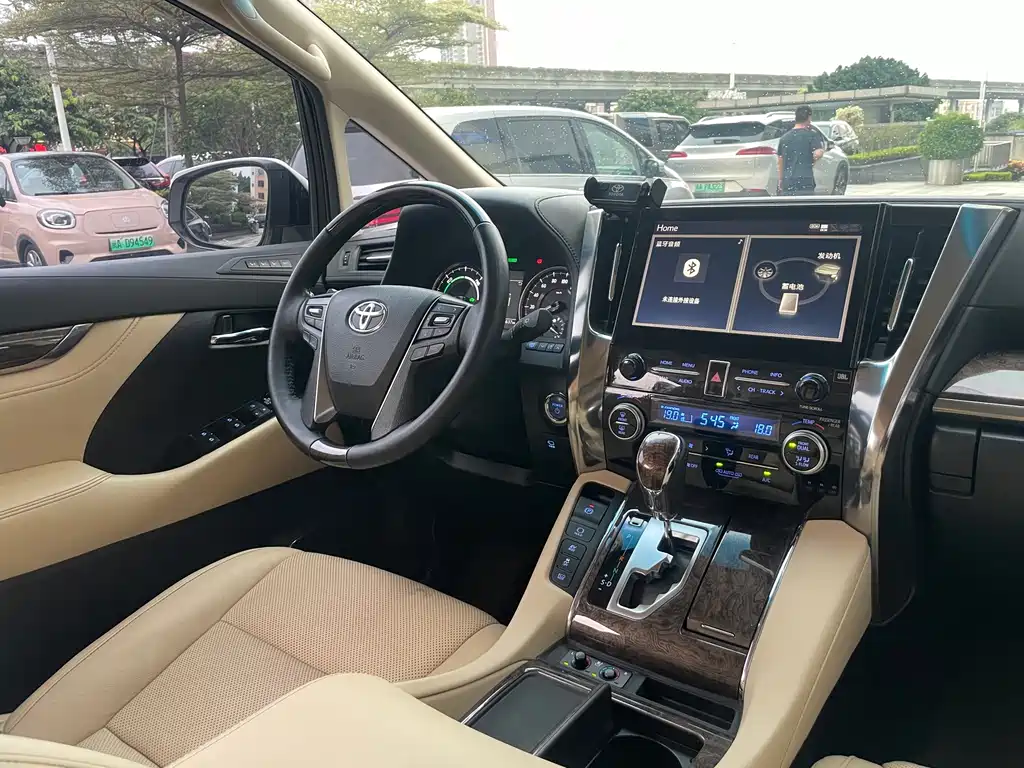 Toyota Vellfire — фото 10