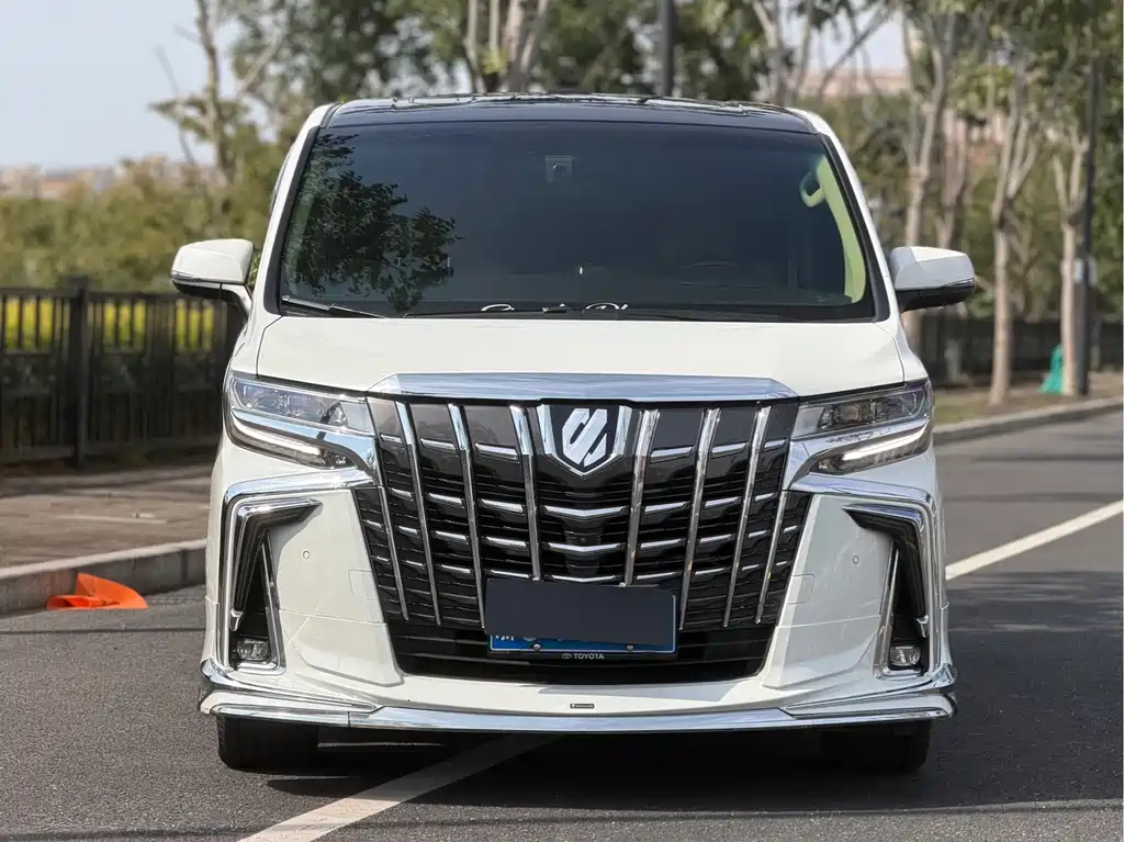 Toyota Alphard — фото 2