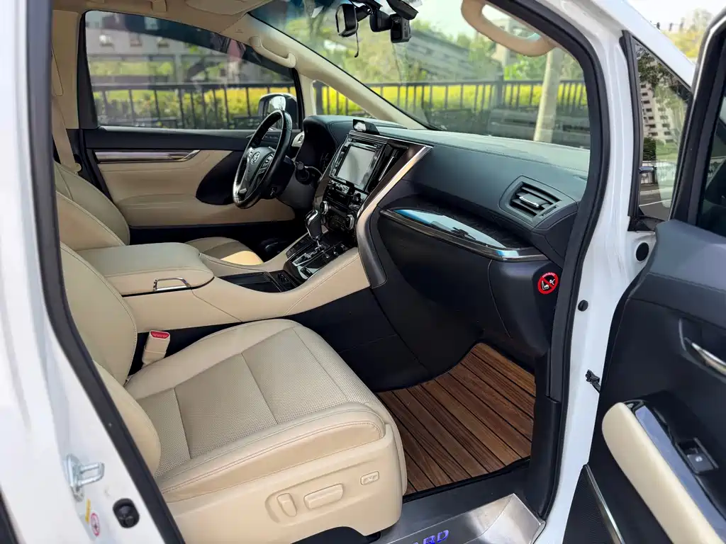 Toyota Alphard — фото 11