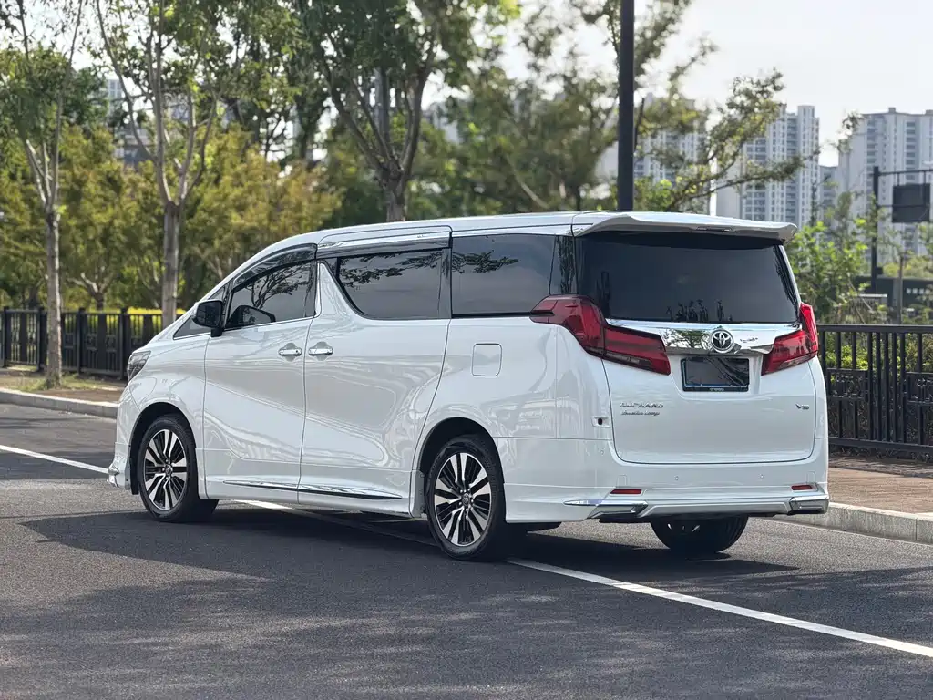 Toyota Alphard — фото 4