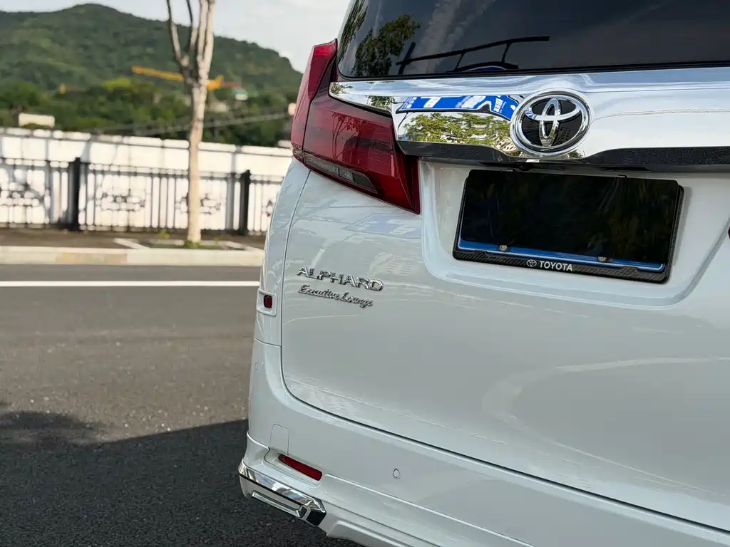 Toyota Alphard — фото 5