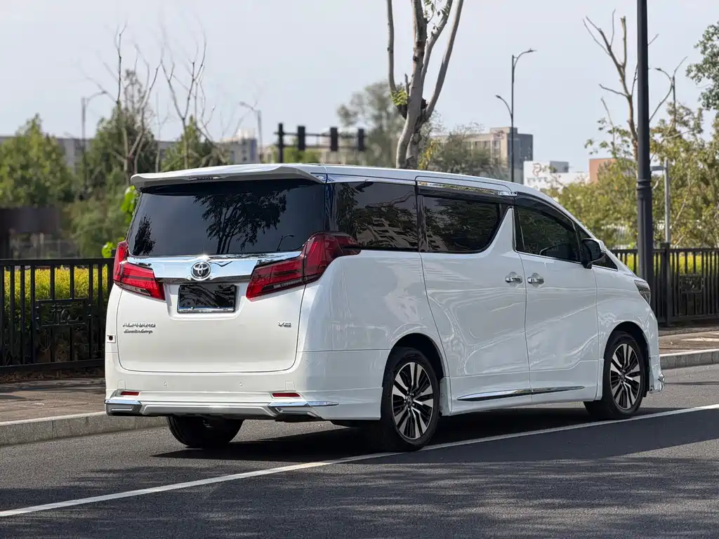 Toyota Alphard — фото 6