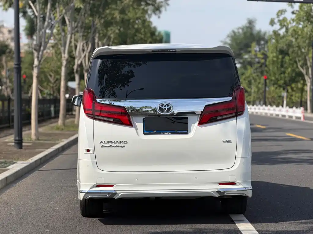 Toyota Alphard — фото 7