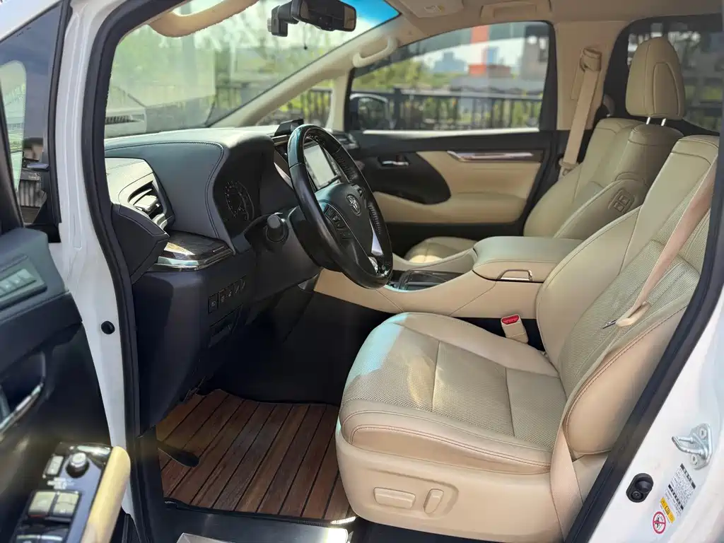 Toyota Alphard — фото 8