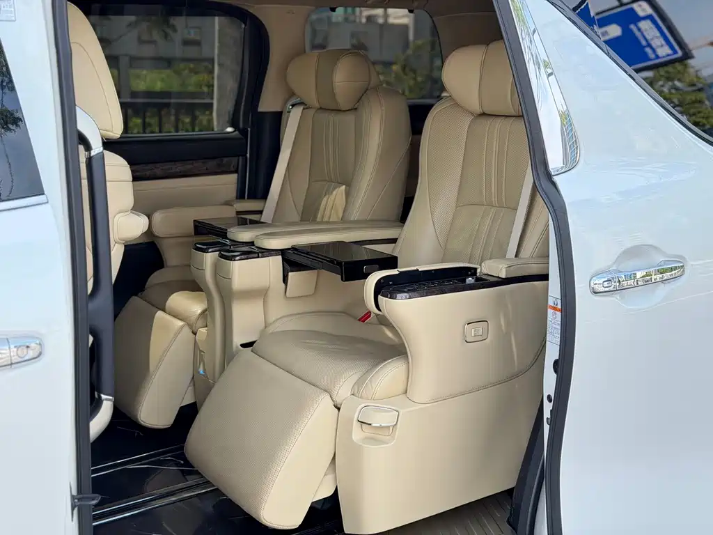Toyota Alphard — фото 9
