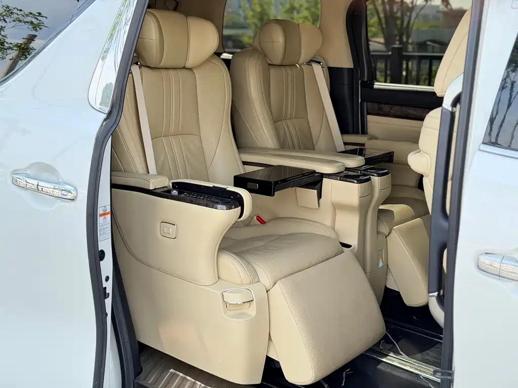 Toyota Alphard — фото 10