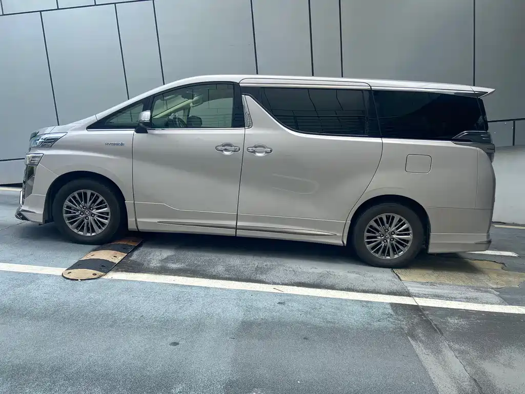Toyota Vellfire — фото 3