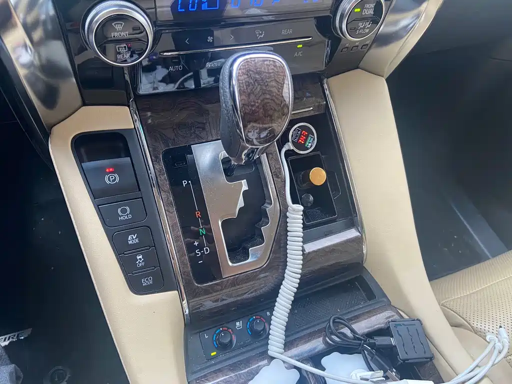 Toyota Vellfire — фото 9