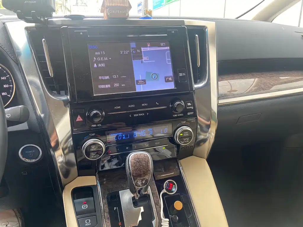 Toyota Vellfire — фото 10