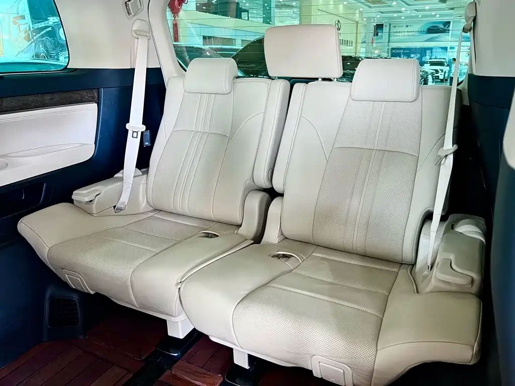 Toyota Alphard — фото 11