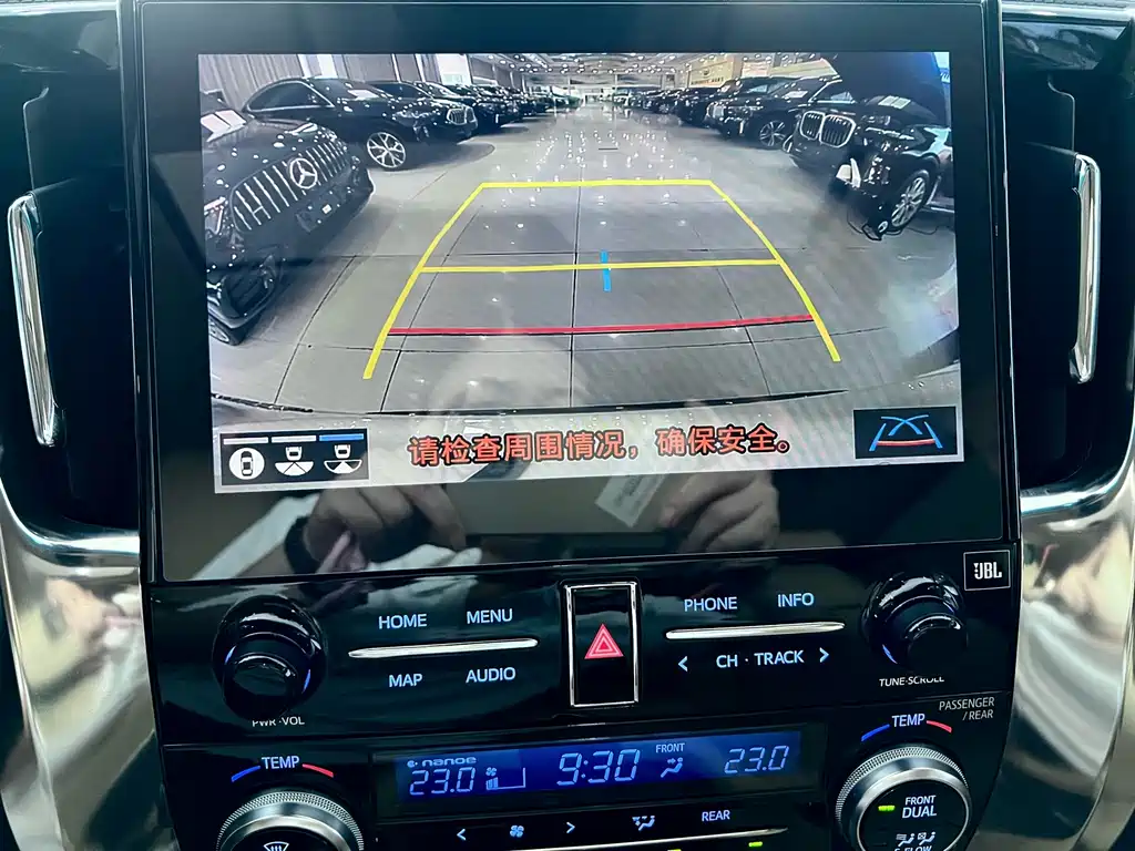 Toyota Alphard — фото 14