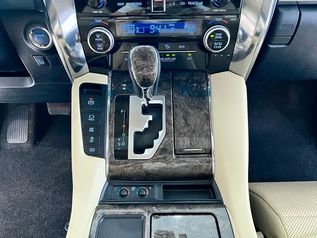 Toyota Alphard — фото 17