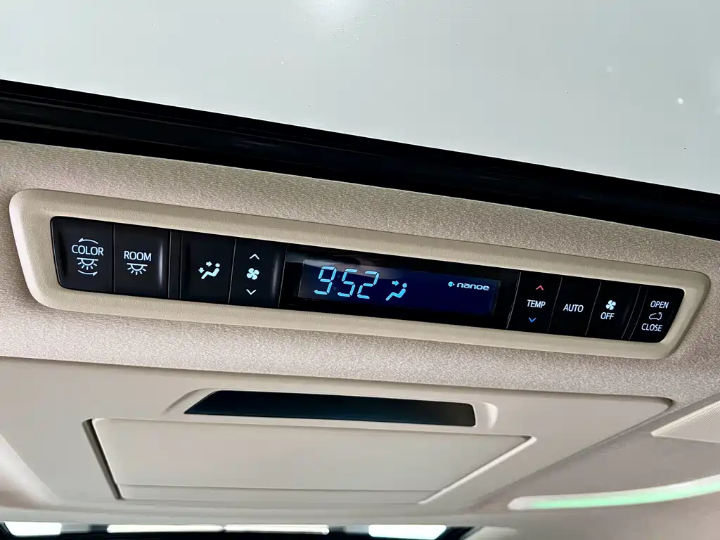 Toyota Alphard — фото 19