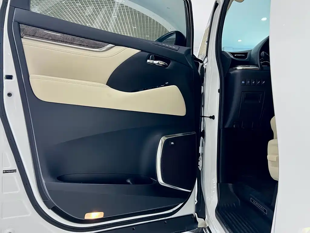 Toyota Alphard — фото 22