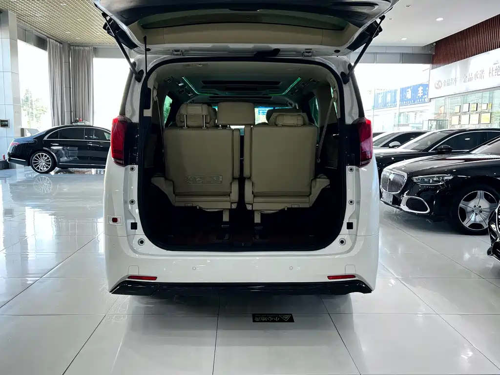 Toyota Alphard — фото 25