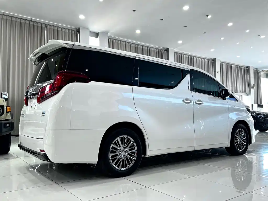 Toyota Alphard — фото 4