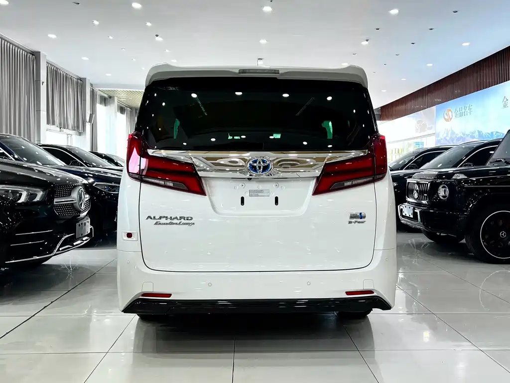 Toyota Alphard — фото 5