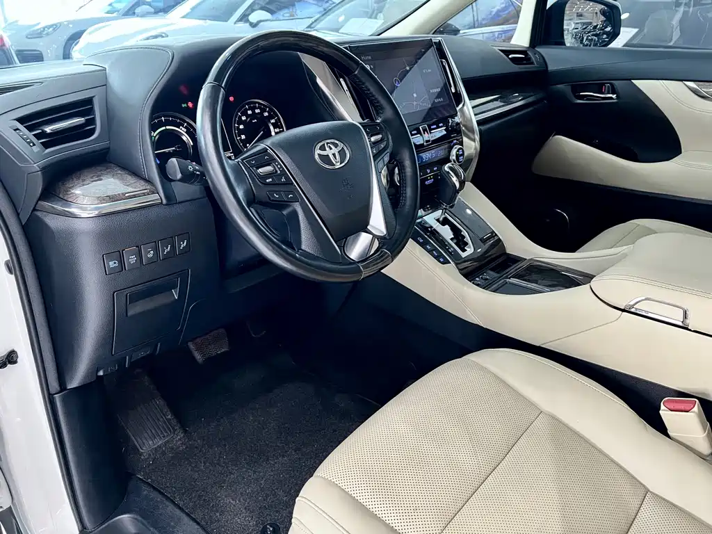 Toyota Alphard — фото 7