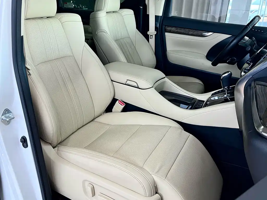 Toyota Alphard — фото 8