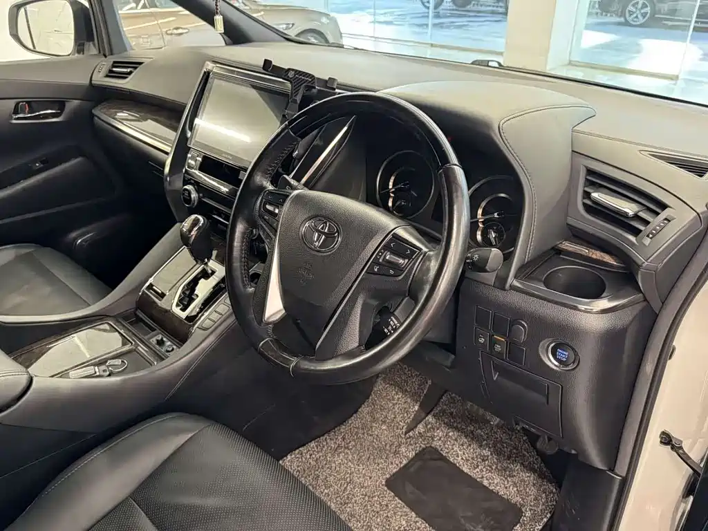 Toyota Alphard — фото 4