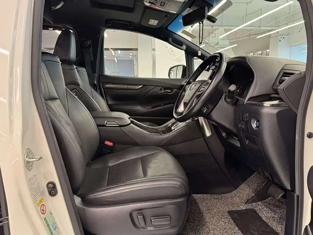 Toyota Alphard — фото 5