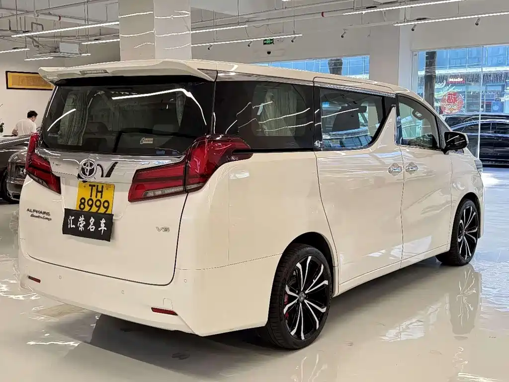 Toyota Alphard — фото 8