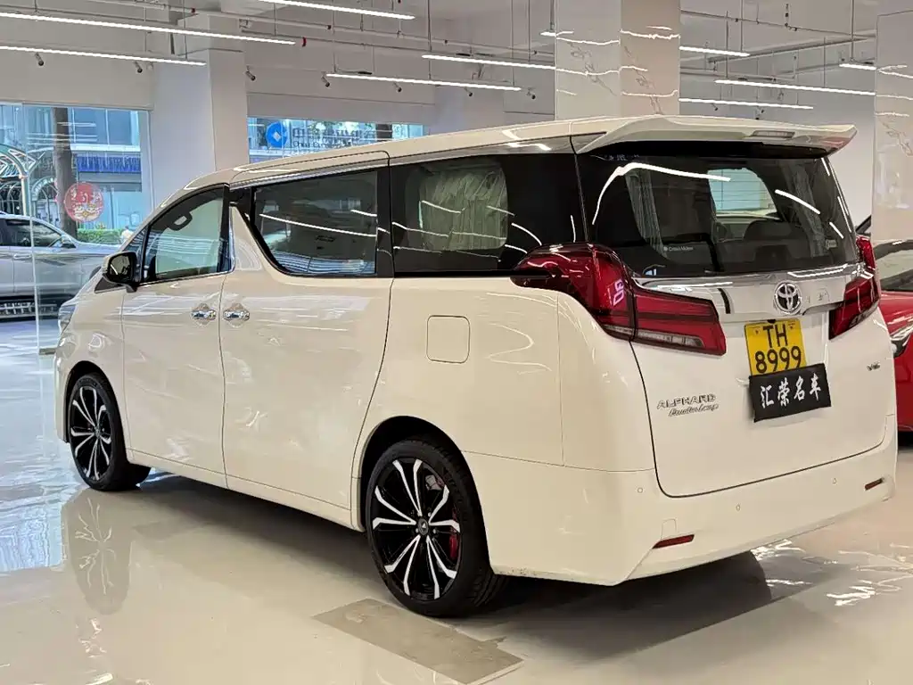 Toyota Alphard — фото 9