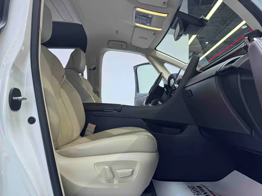 Toyota Alphard — фото 11