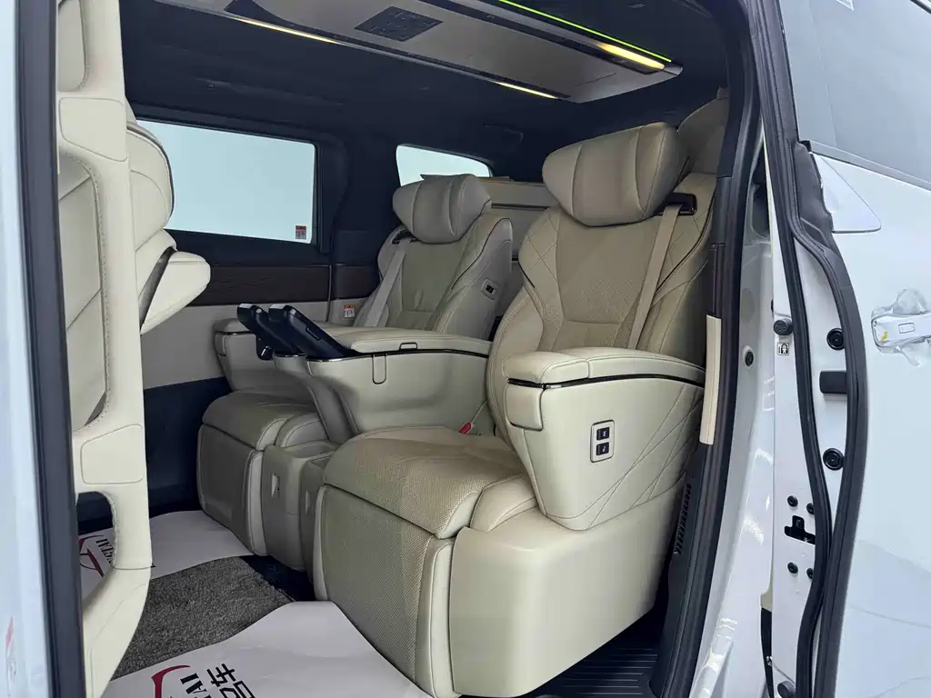 Toyota Alphard — фото 14