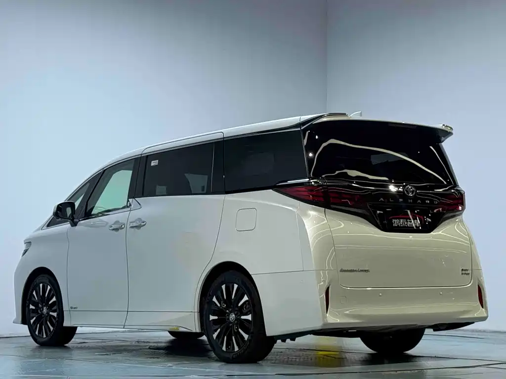Toyota Alphard — фото 17