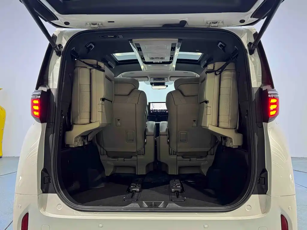 Toyota Alphard — фото 20