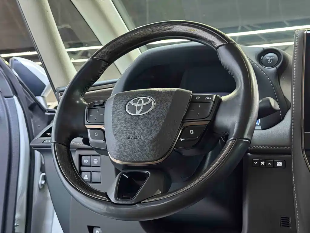 Toyota Alphard — фото 10