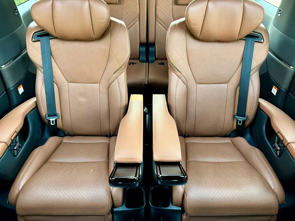 Toyota Alphard — фото 11
