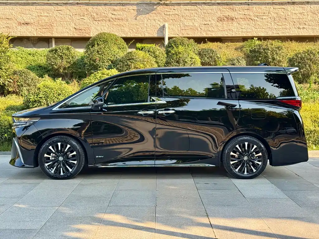 Toyota Alphard — фото 14