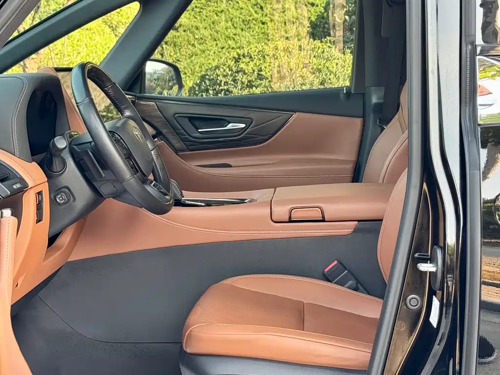 Toyota Alphard — фото 4