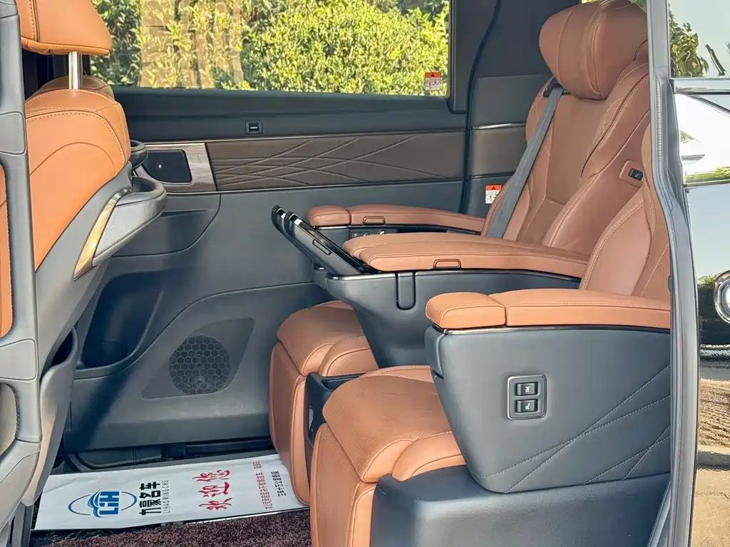 Toyota Alphard — фото 5