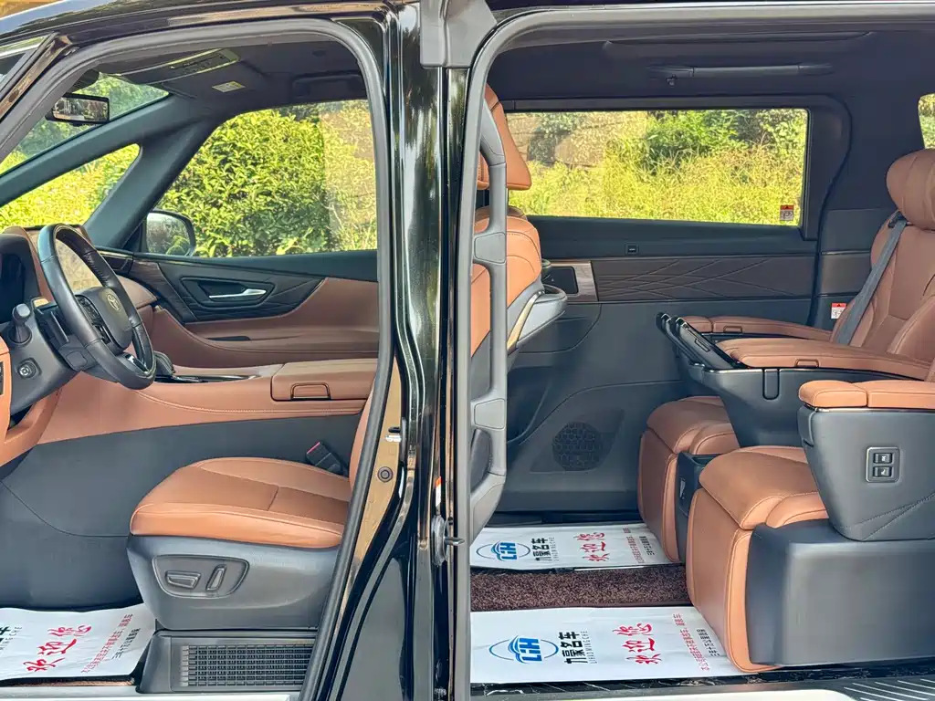 Toyota Alphard — фото 6