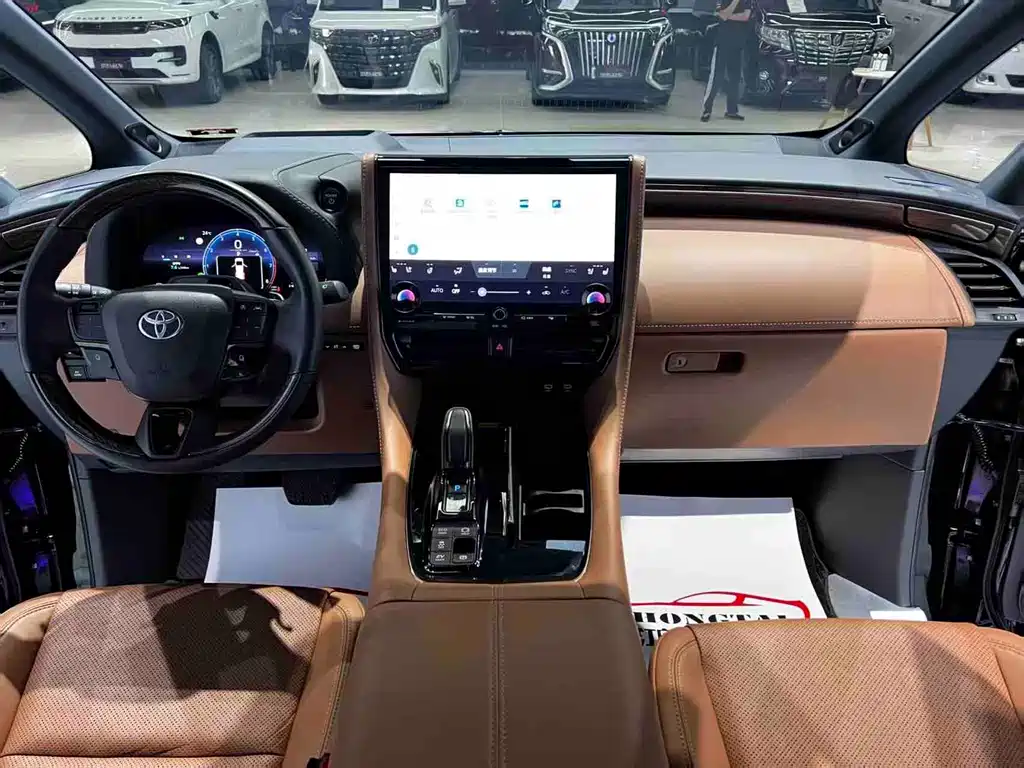 Toyota Alphard — фото 11