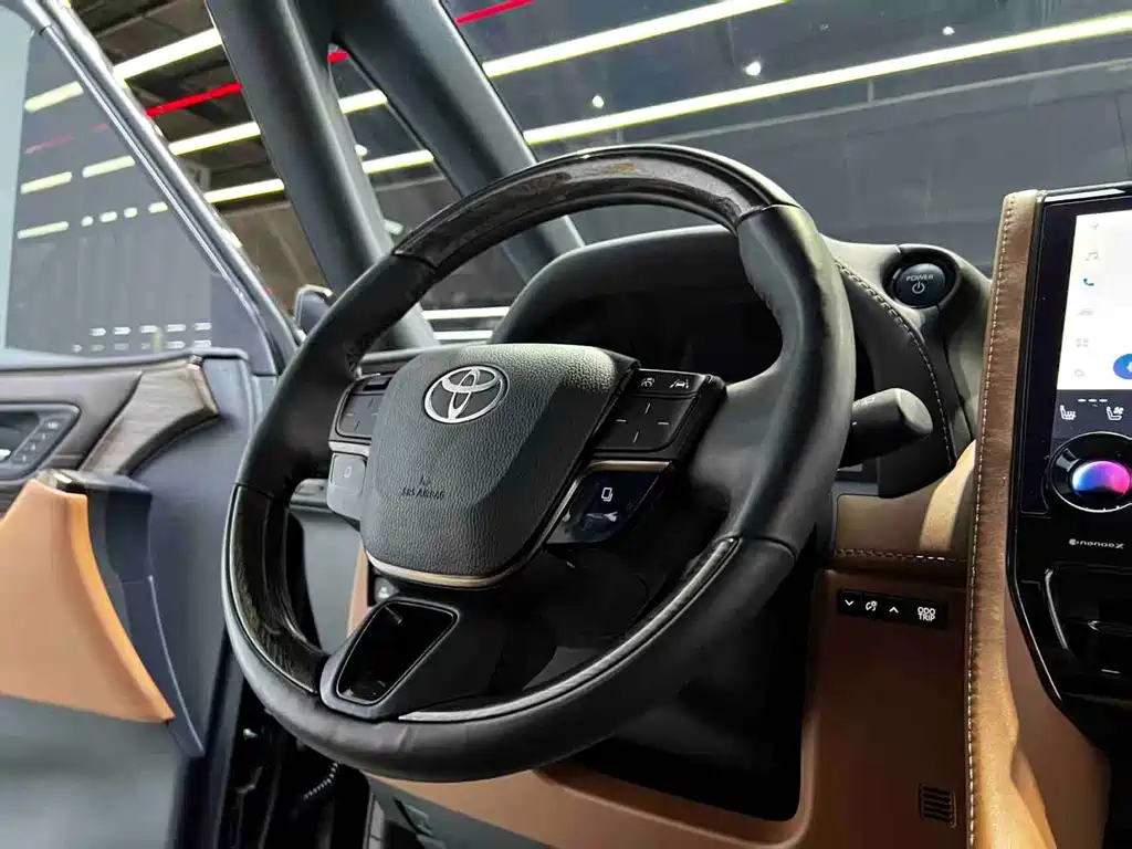Toyota Alphard — фото 8